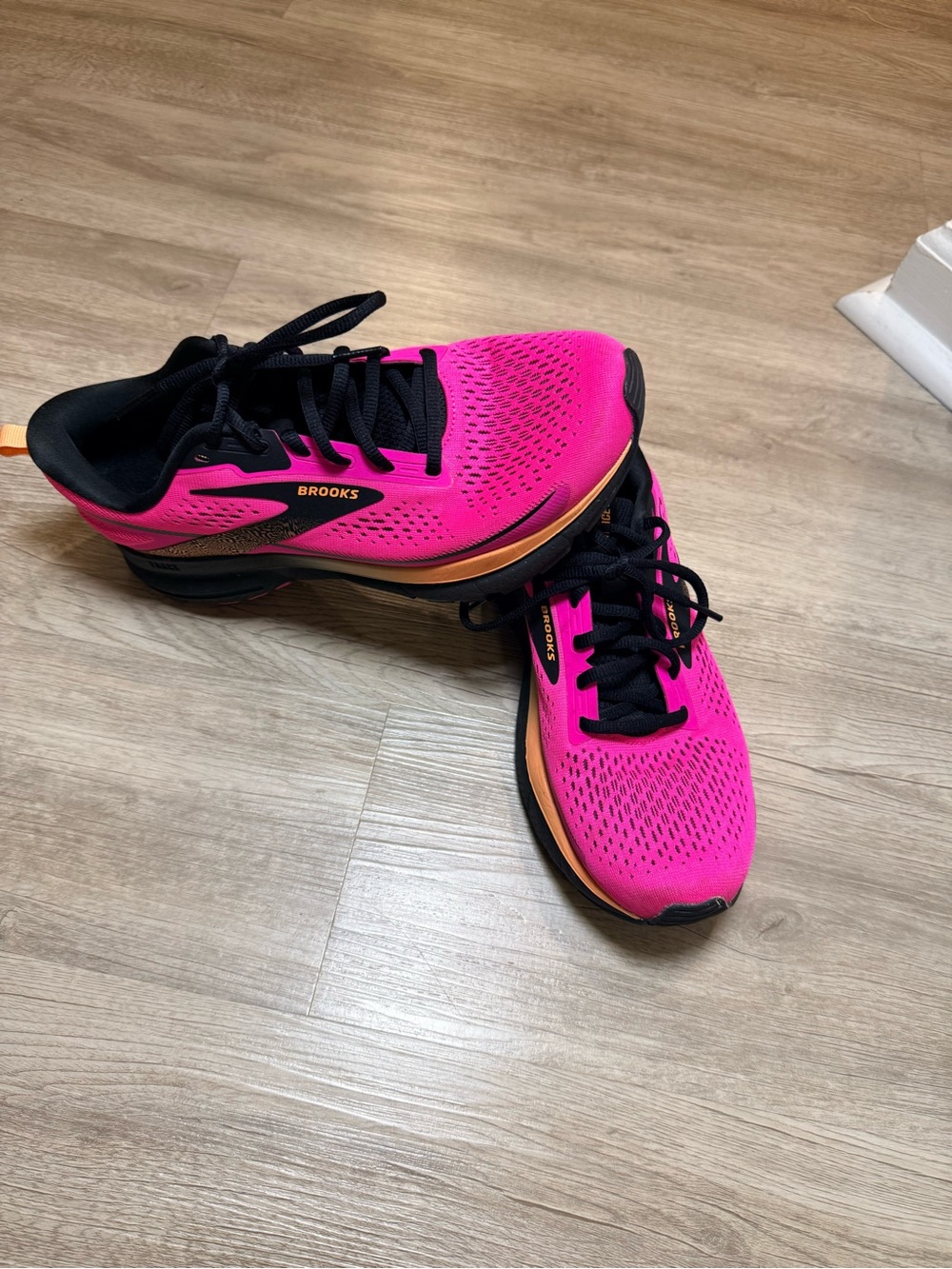 Brooks Trace 3 Hot Pink Glo Black Running Shoes Women’s Size 10